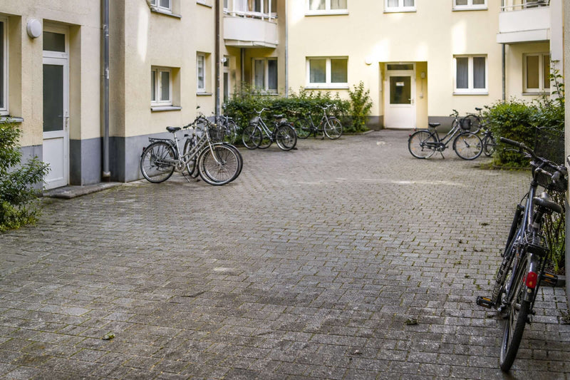 Wild abgestellte Fahrräder im Innenhof als Beispiel, wie sich typische Abstellprobleme lösen lassen.