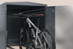 Fahrradgarage BikeBox 1 XL mit einem E-Bike im Inneren, idealer Schutz vor Witterung und Diebstahl.
