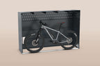 Fahrradgarage BikeBox 1 XL mit E-Bike in robuster Stahlblechkonstruktion für optimalen Schutz.