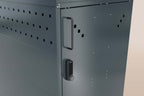 Fahrradgarage BikeBox 1 ID Detailaufnahme der Seitenansicht mit Schloss und Handgriff.