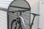 Fahrradgarage BikeBox 3 mit Mountainbike, bietet Schutz vor Witterung und Diebstahl, ideales Design für öffentlichen und privaten Raum.