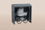 Kinderwagenbox mit Kinderwagen im Innenraum, wetterfest und sicherer Abstellraum für Kinderwagen.