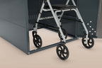 Rollatorbox mit Rollator, sicher und wettergeschützt im Außenbereich untergebracht.