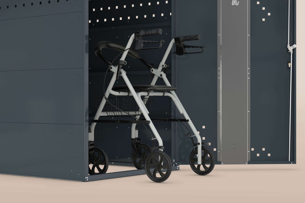 Rollatorbox mit Gehhilfe im Inneren, bietet wettergeschützte Abstelllösung für Rollatoren.