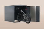 Fahrradgarage BikeBox 1 XL mit E-Bike im Innenraum, bietet Schutz vor Diebstahl und Witterung.