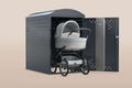 Kinderwagenbox mit einem Kinderwagen, die sicheren und wettergeschützten Abstellraum bietet.