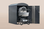 Kinderwagenbox mit einem Kinderwagen, die sicheren und wettergeschützten Abstellraum bietet.